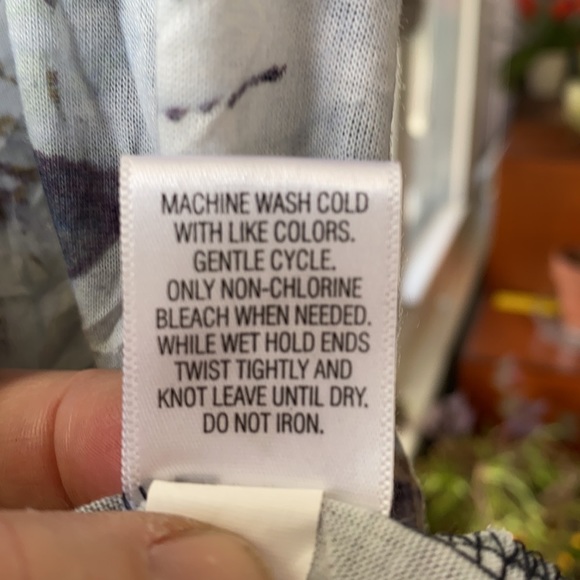 Vera Wang short sleeve top - Picture 7 of 7